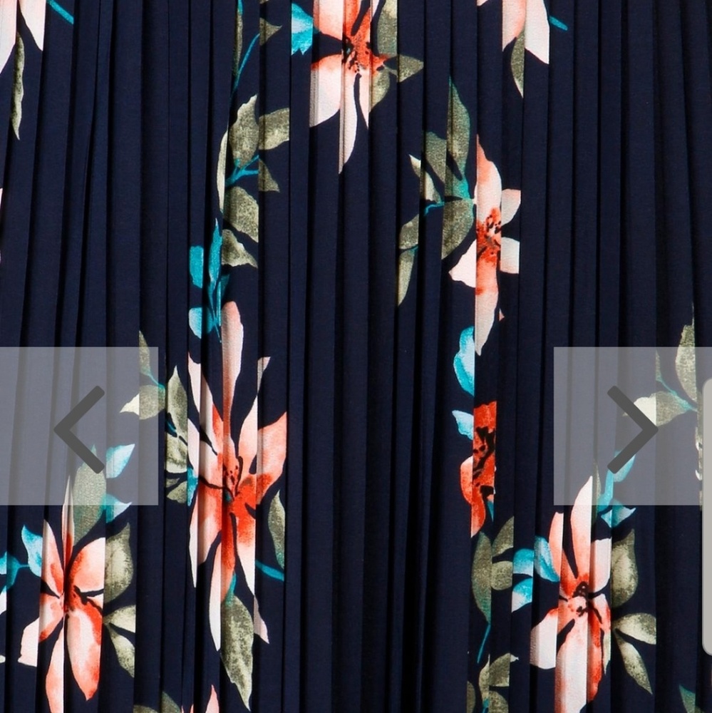 Beautiful pleated maxi dress - Picture 3 of 6